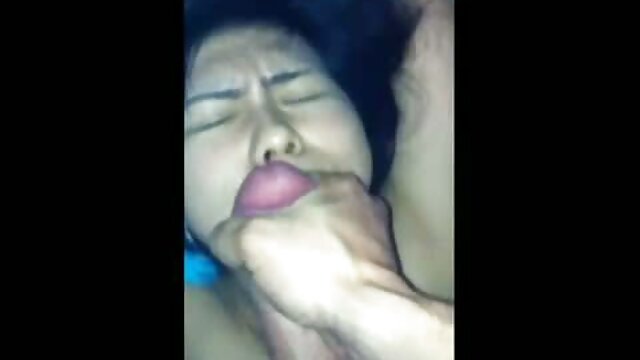 La masturbation de la video x sans culotte chambre rose de Taylor