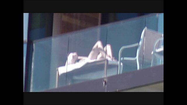 Les filles brune Keisha et pornoculotte Karlee se déchaînent avec de l'huile