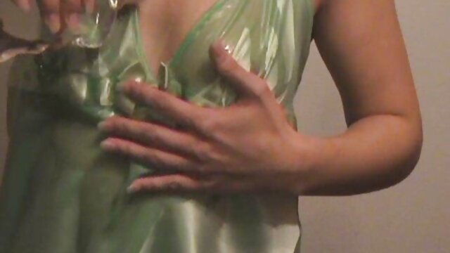 La milf américaine Brie Bently culotte blanche porn frotte sa chatte collante