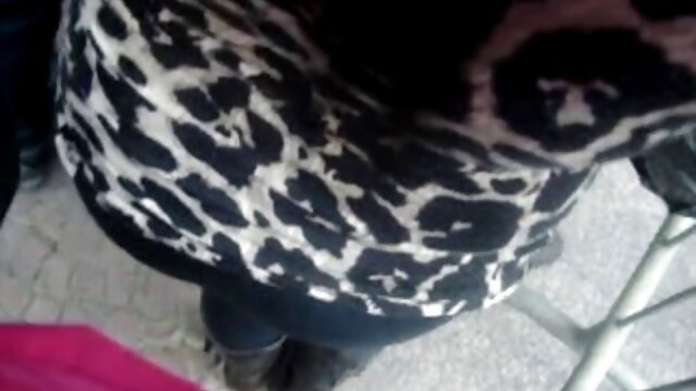 Une MILF brune se fait recouvrir de mature culotte fendue sperme