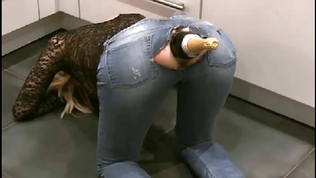 Une pom-pom girl empilée donne à video x petite culotte son entraîneur une branlette spéciale!