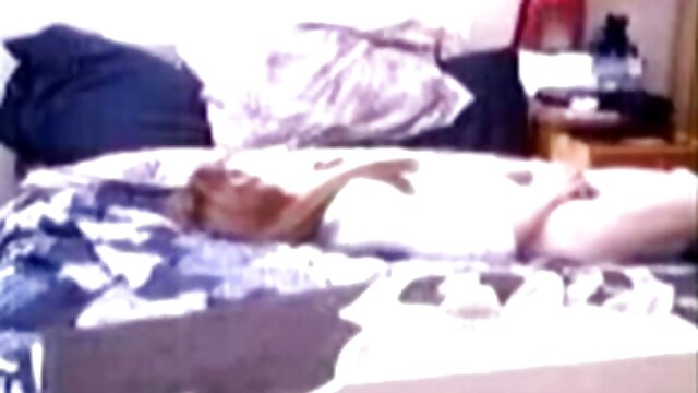 Masturbation video x sans culotte aux toilettes