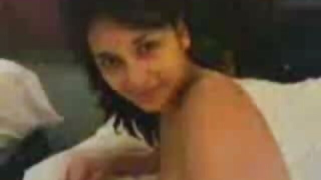Incroyable fille brune culotte sexy porn à la main