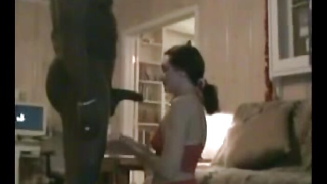Maids léchant porno culotte blanche gros seins et cornée et prenant une vieille bite