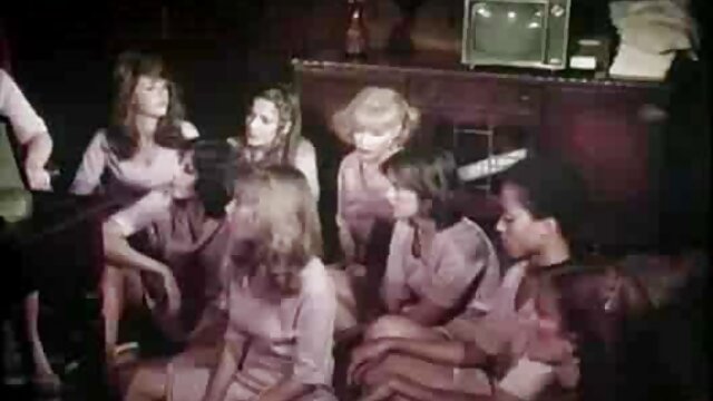 L'écolière japonaise Marica baise son amie sans culotte xxx anglaise