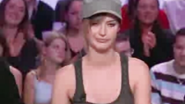 Une danseuse brune porn cullote bandante strip tease