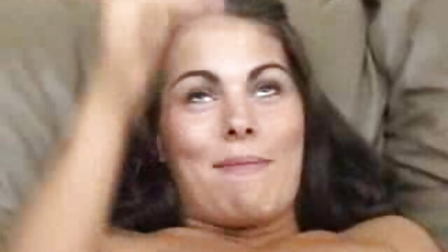 Sexy babe sucer une bite comme un culotte transparente porn pro