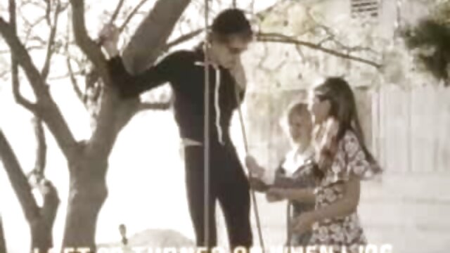 Compilations porno avec slip porno rétro avec des filles maigres à la piscine