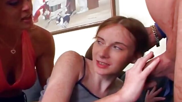 Camwhore aux gros culottes porno seins joue avec son gode