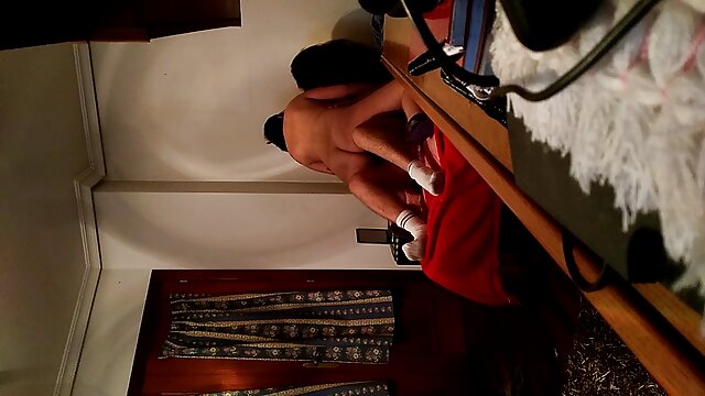 Les blondes Mia et Tea ont des relations sexuelles lesbiennes au bar sans culotte xxx