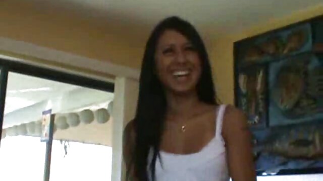 Mycamgirl lesbienne sans culotte 1091