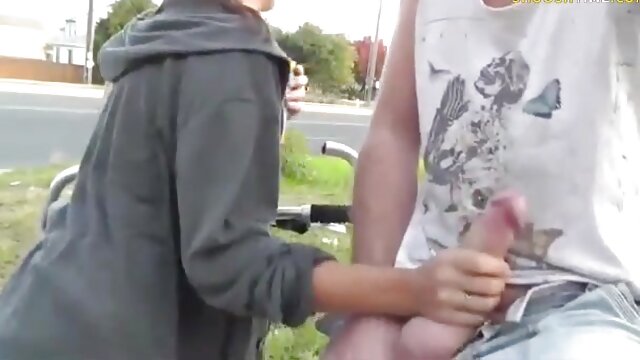 Une amatrice veut un plan à trois avec deux hommes porno avec slip