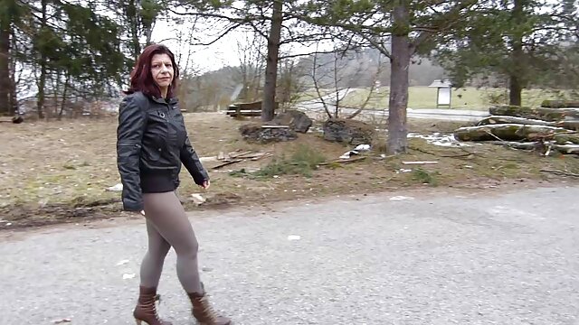 La superbe MILF britannique Lara caca culotte xxx se fait prendre et se prend une crème par Sir Jim