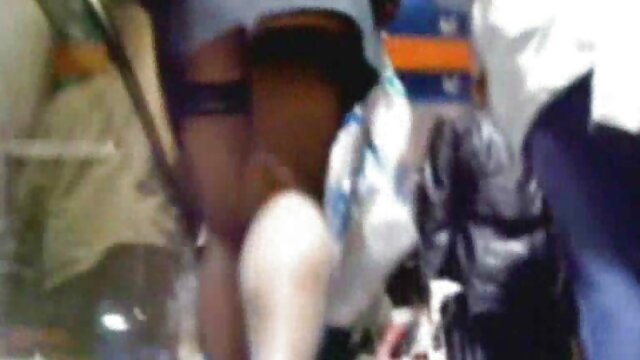 Dame baiser avec la culotte excitée