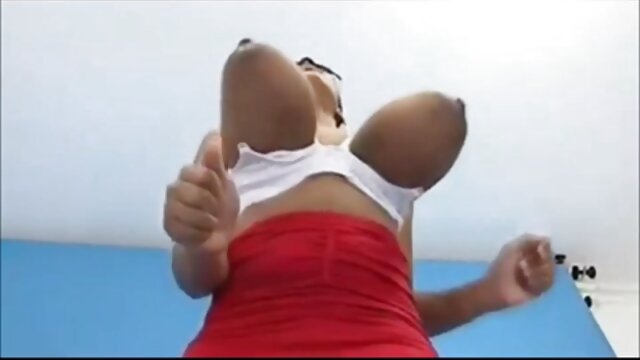 Maîtresse me donne un régal pour un porno culotte satin dimanche sans football