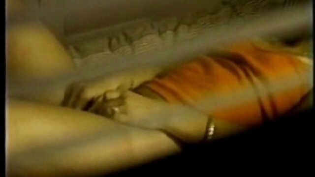 Felicity, une fille au cul film x culotte chaud, avec de beaux seins, montre un downblouse