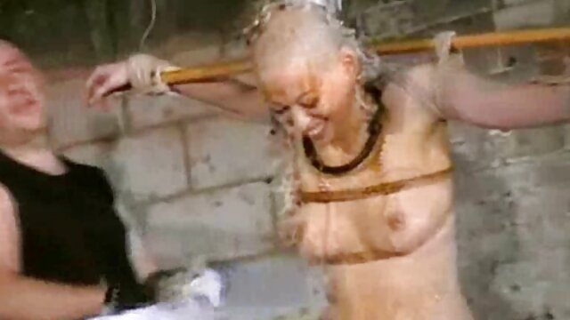 Maîtresse blonde porno avec slip sadique