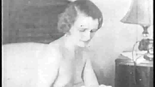 Jolie brune se fait défoncer la chatte porn sans culotte