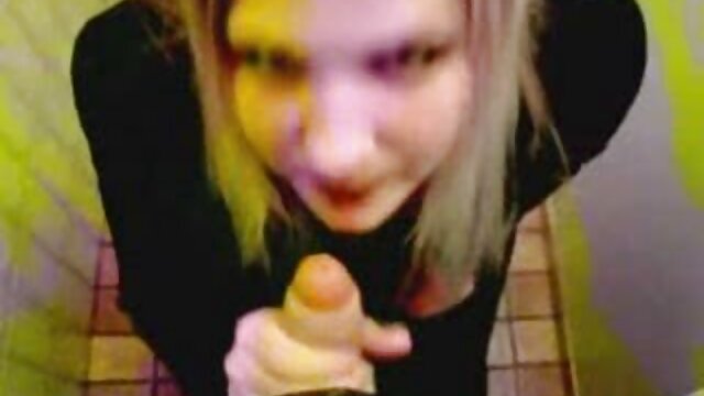 Teen Riley Mae suce une bite porno culotte satin de stepbro avant le sexe et le visage