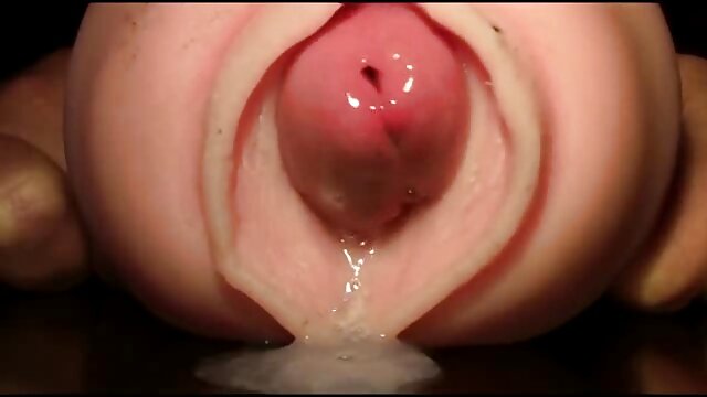 Des lesbiennes aux gros seins jouent petites culottes porn sur le canapé